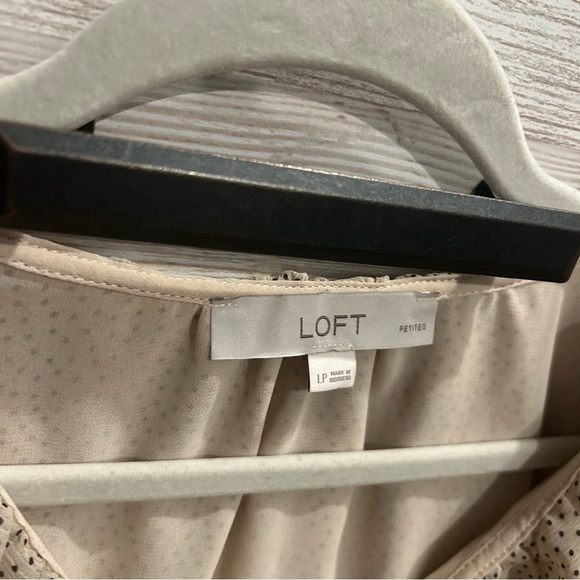 LOFT Dotted Ruffle V-Neck Blouse Alomondine Size petite large, Cream Polkadot - Picture 4 of 5